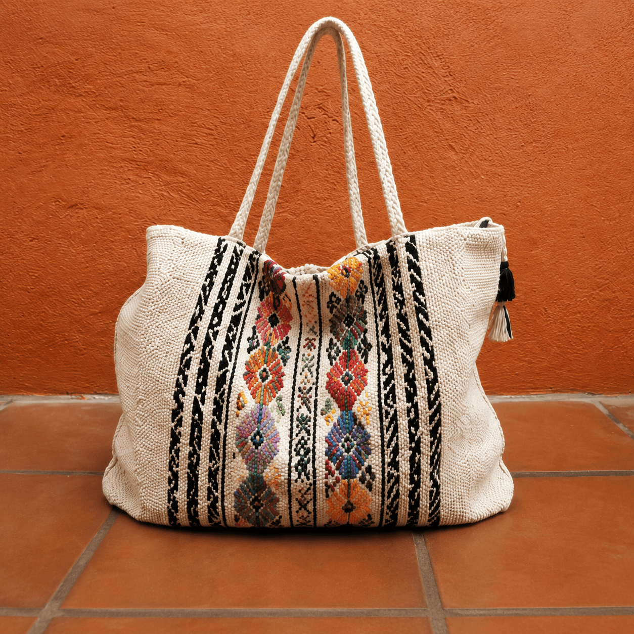 Bolsa artesanal tejida crudo con bordado